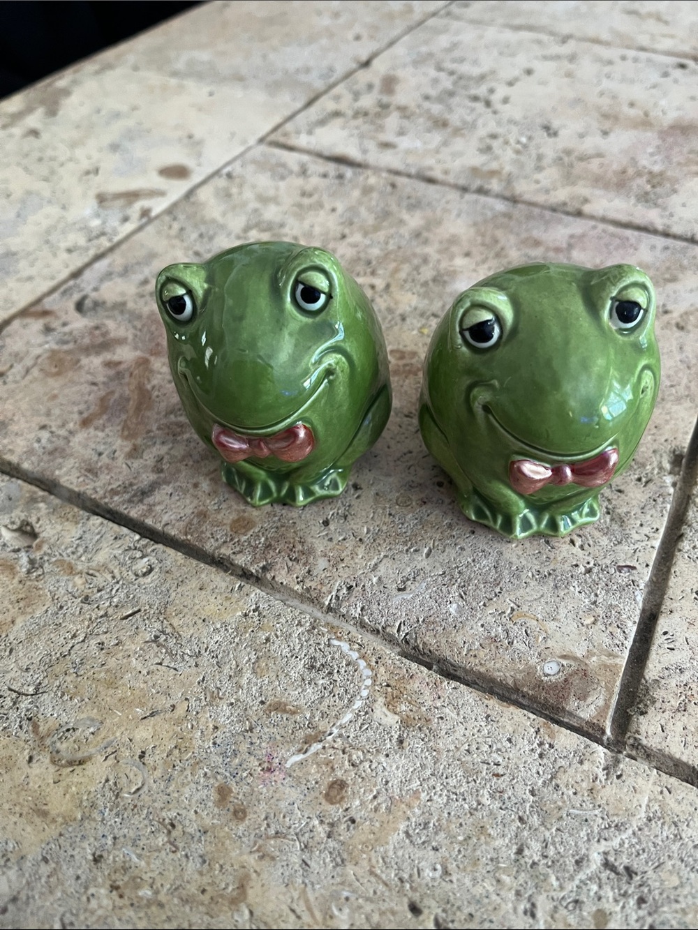 Green Ceramic Frog Salt and Pepper Shaker Set - Home Kitchen